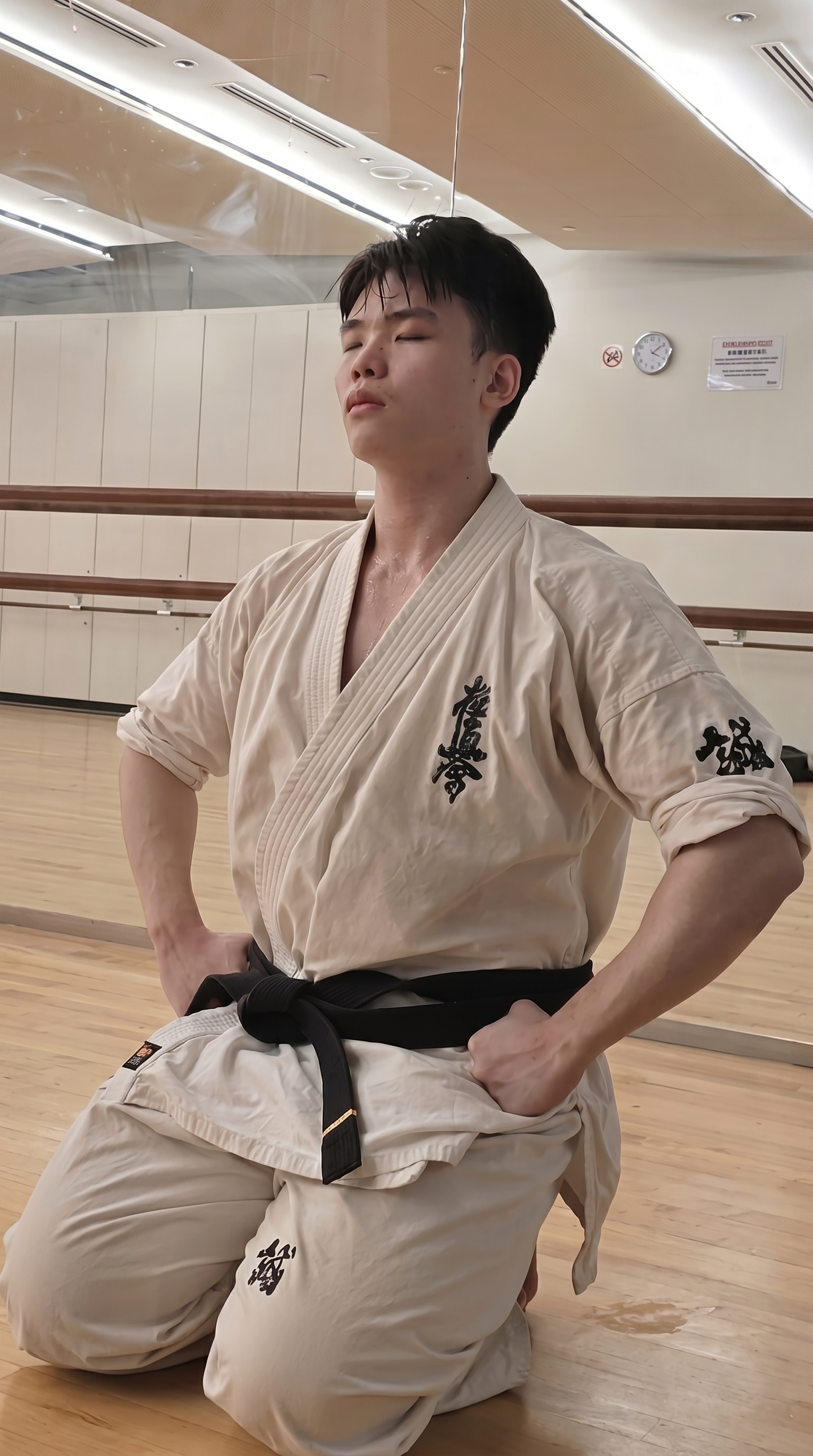 Karateka in mokuso seated meditation