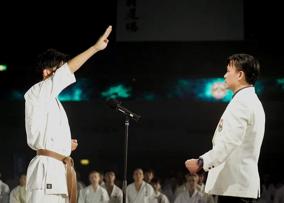 Sensei Lawrence Poh facing a fighter at a Kyokushin tournament